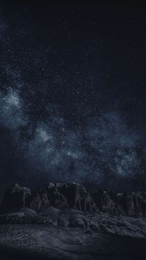 Sternenklarer Nachthimmel mit Milchstraße über dunkler Bergsilhouette. — Astrologie iPhone Wallpaper