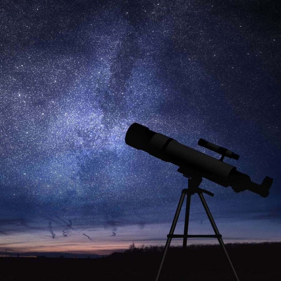 Teleskooppi osoittaa tähtitaivaalle hämärässä — Astronomy Taustakuvat