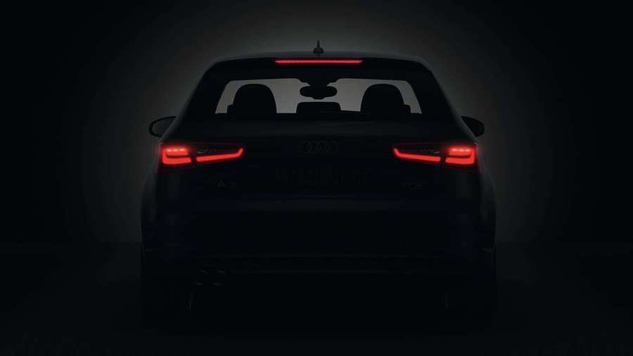 Zwarte Audi achteraan met gloeiende rode achterlichten in donkere studio. — Audi A3 Achtergronden