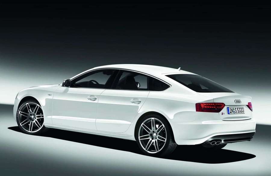 Hvid Audi sedan i studie med spotlight og mørk gradientbaggrund — Audi A5 Wallpapers