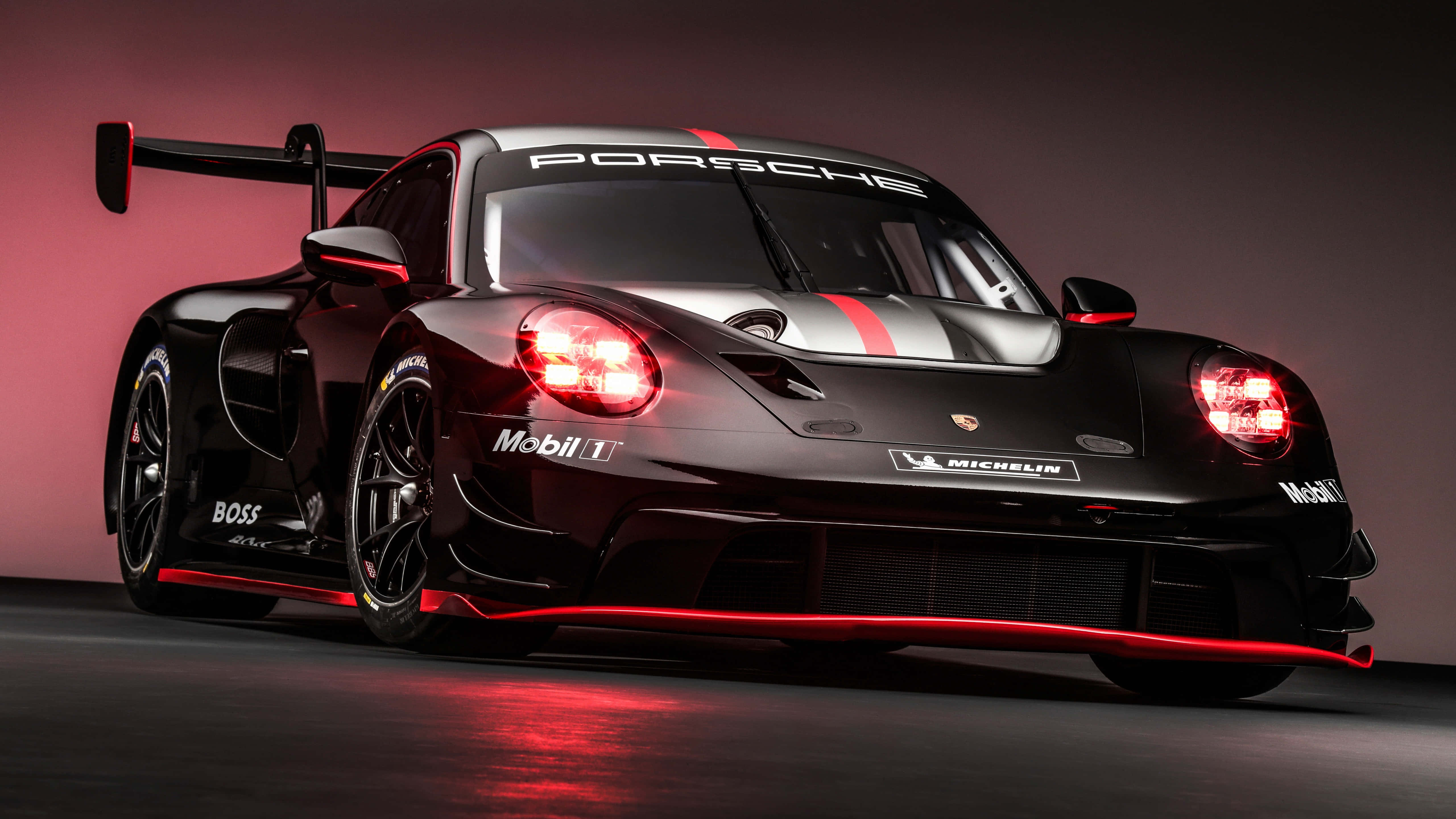 Schwarzer Porsche-Rennwagen mit roten Lichtern im Studio — Auto 4K Wallpaper