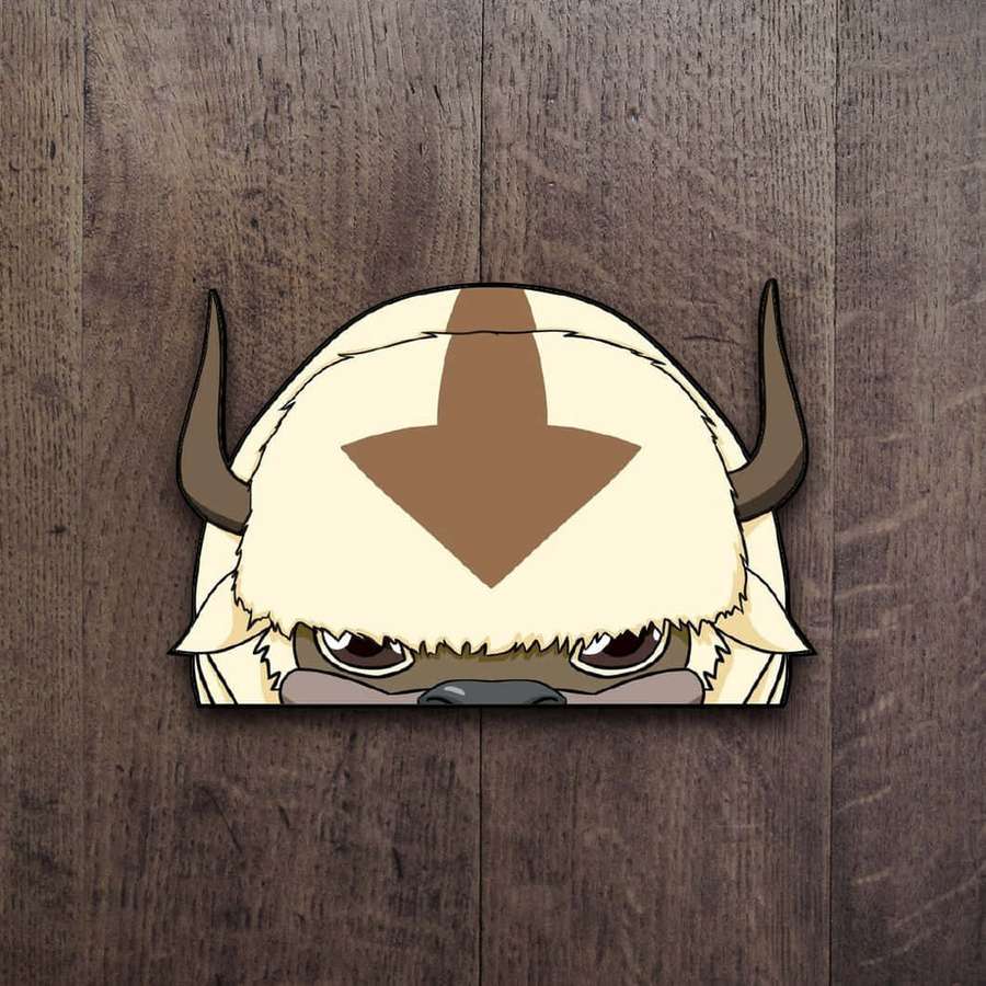 Eine Cartoon-Kuh mit Hörnern und Pfeil-Emblem, die über Holz lugt. — Avatar Appa Wallpaper