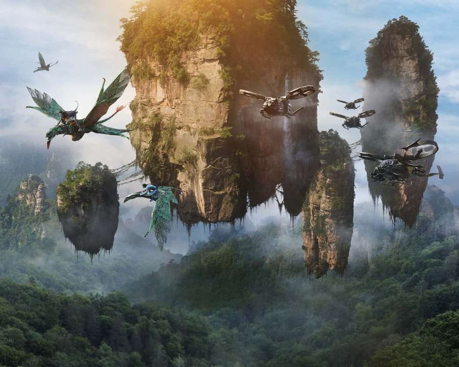 Criaturas voladoras y vehículos futuristas navegan montañas flotantes en una exuberante jungla al atardecer. — Avatar Pandora Fondos de pantalla