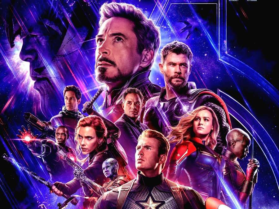 Avengers-Teamporträt mit kosmischen Energiestrahlen und Sternenfeldhintergrund. — Avengers Endgame Wallpaper