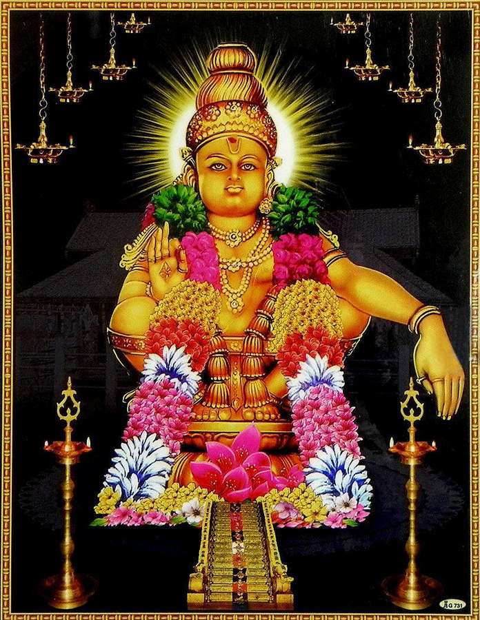 Divinità dorata seduta su un trono ornato circondata da fiori colorati e lampade a olio sospese. — Ayyappa Sfondi