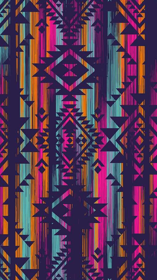 Kräftiges geometrisches Muster mit Dreiecken und Streifen in Magenta, Türkis und Orange auf Dunkelviolett. — Aztekenmuster Wallpaper