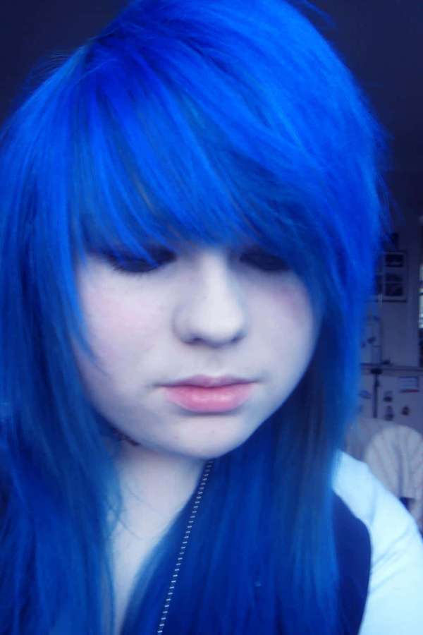 Persona con cabello azul brillante mirando hacia abajo en interiores — Azul Cerúleo Fondos de pantalla