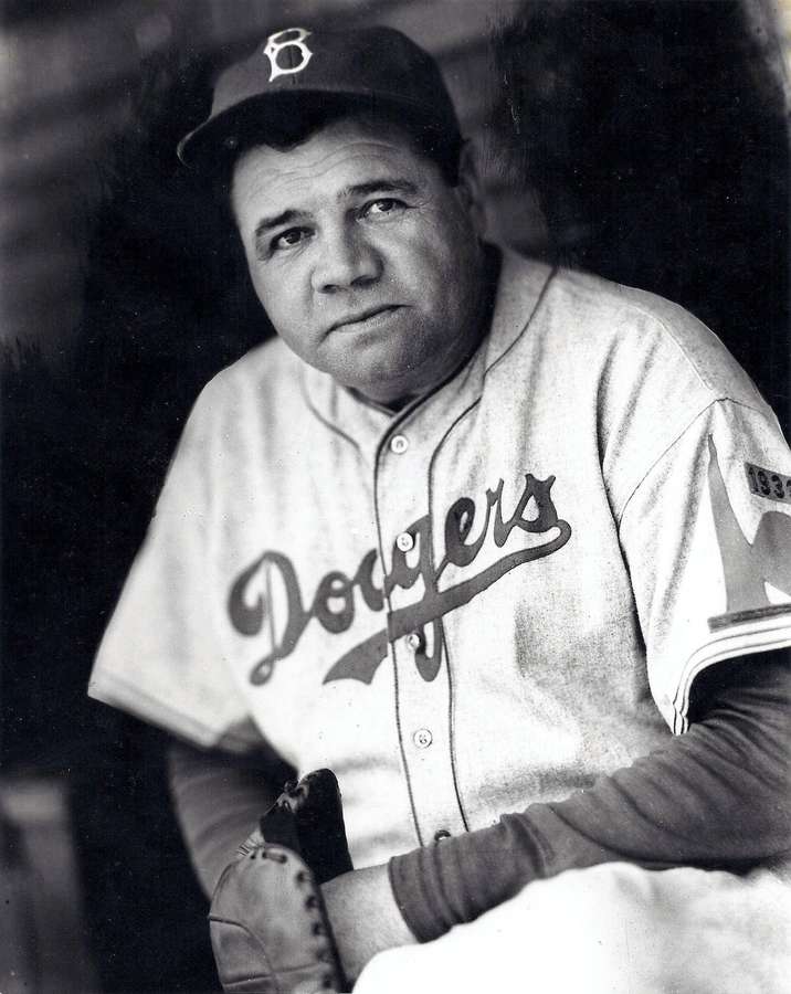 Basebollspelare i Dodgers-uniform håller handske i vintage-foto — Babe Ruth Bakgrundsbilder