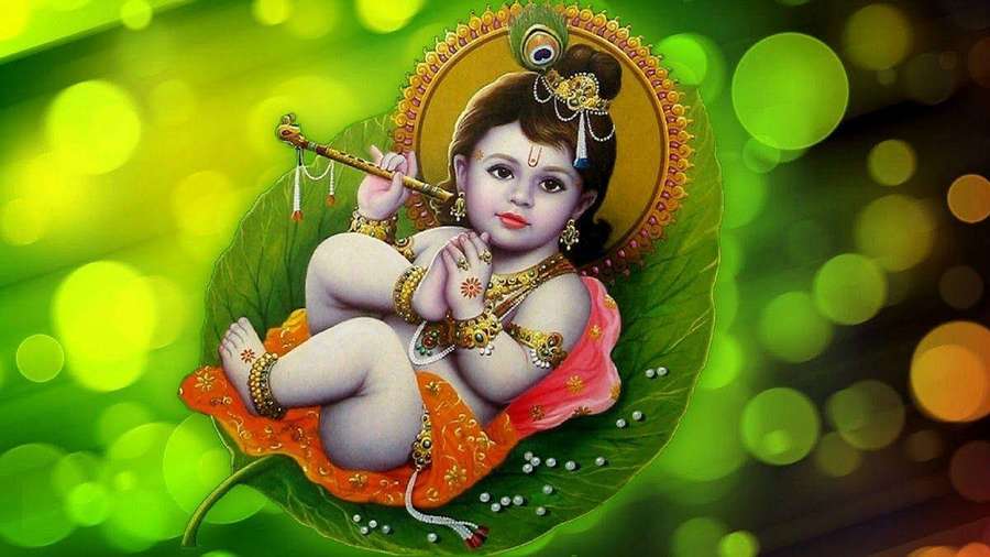 Baby Krishna spiller fløjte på et blad med gyldne ornamenter og grøn bokeh-baggrund. — Bal Krishna Wallpapers
