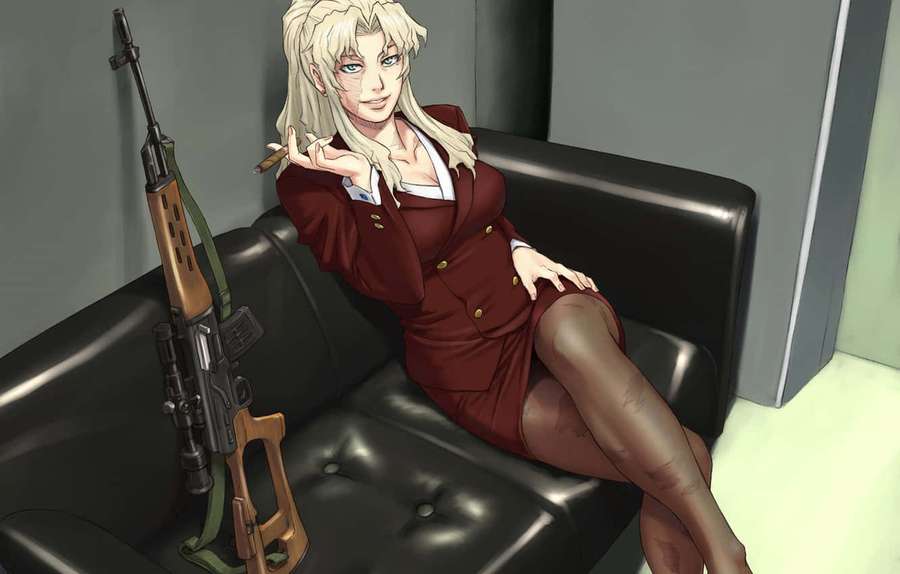 Blonde Anime-Frau in rotem Anzug, die auf schwarzer Ledercouch mit Gewehr daneben lümmelt. — Balalaika Wallpaper