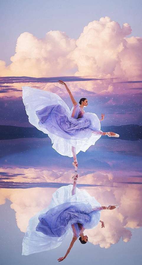Bailarina dançando sobre céu espelhado com reflexo de nuvens — Balé Papéis de Parede