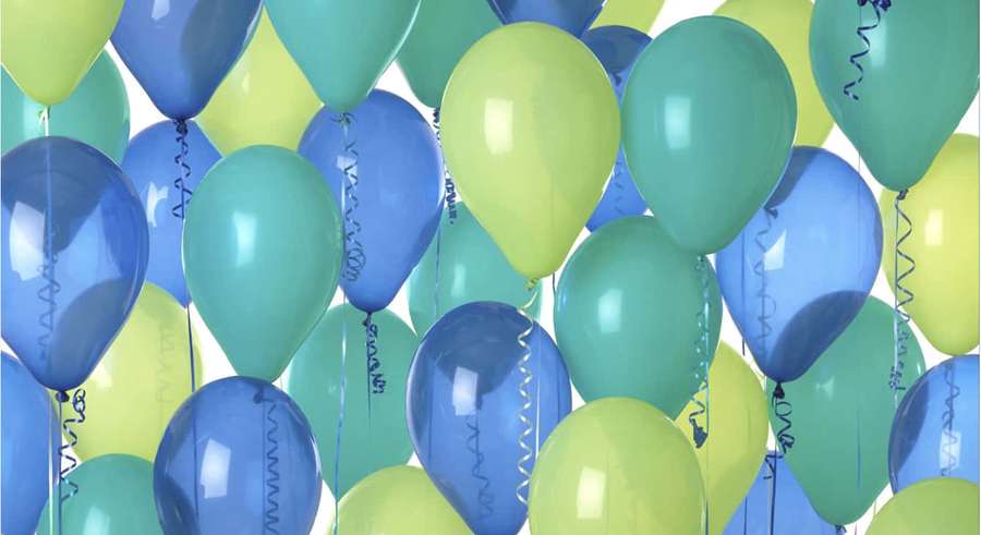 Cluster of blue and green party balloons with spiral ribbons. — Balloon Background