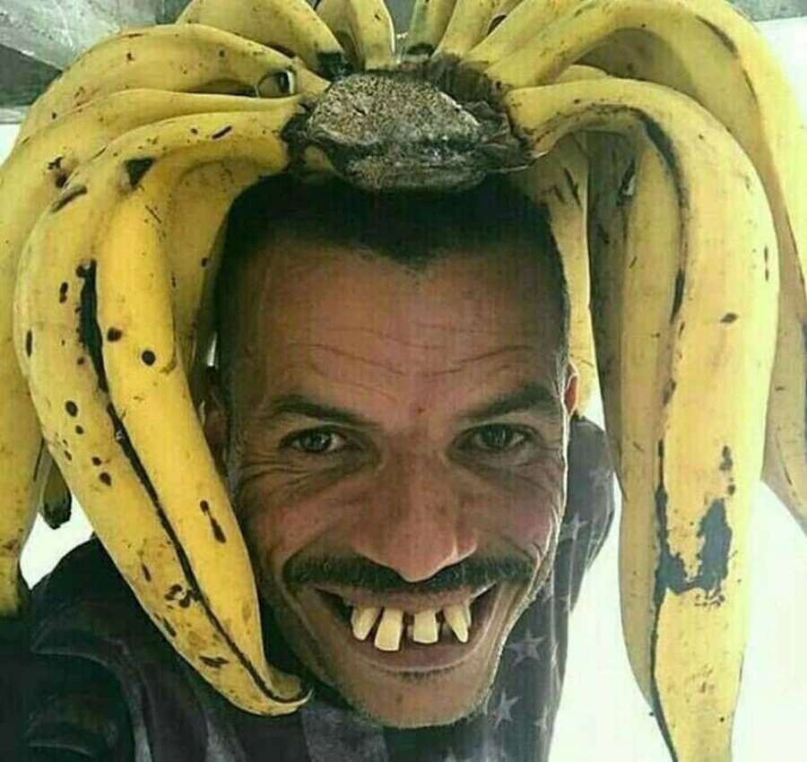 Mann grinst mit Bananen auf dem Kopf — Banane Wallpaper