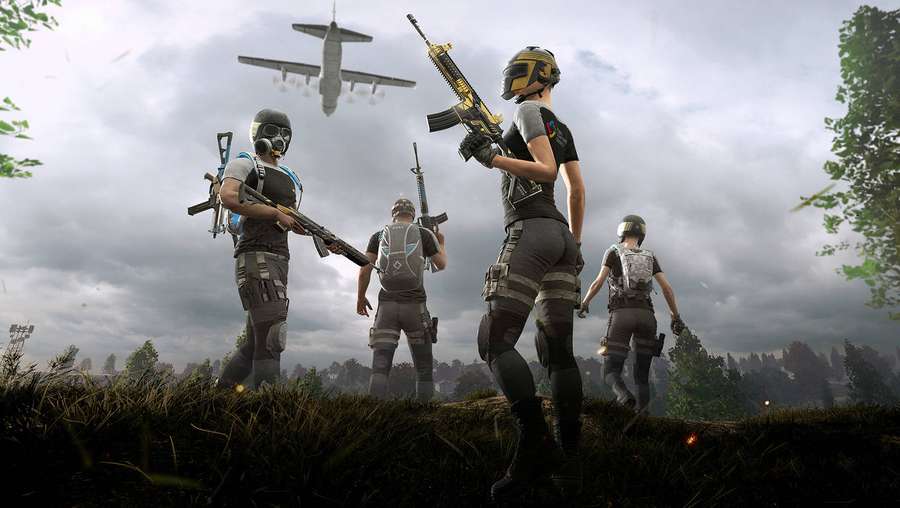 Cuatro soldados en equipo de combate en una colina cubierta de hierba observando un avión militar volar sobre sus cabezas. — Banner de Pubg Fondos de pantalla