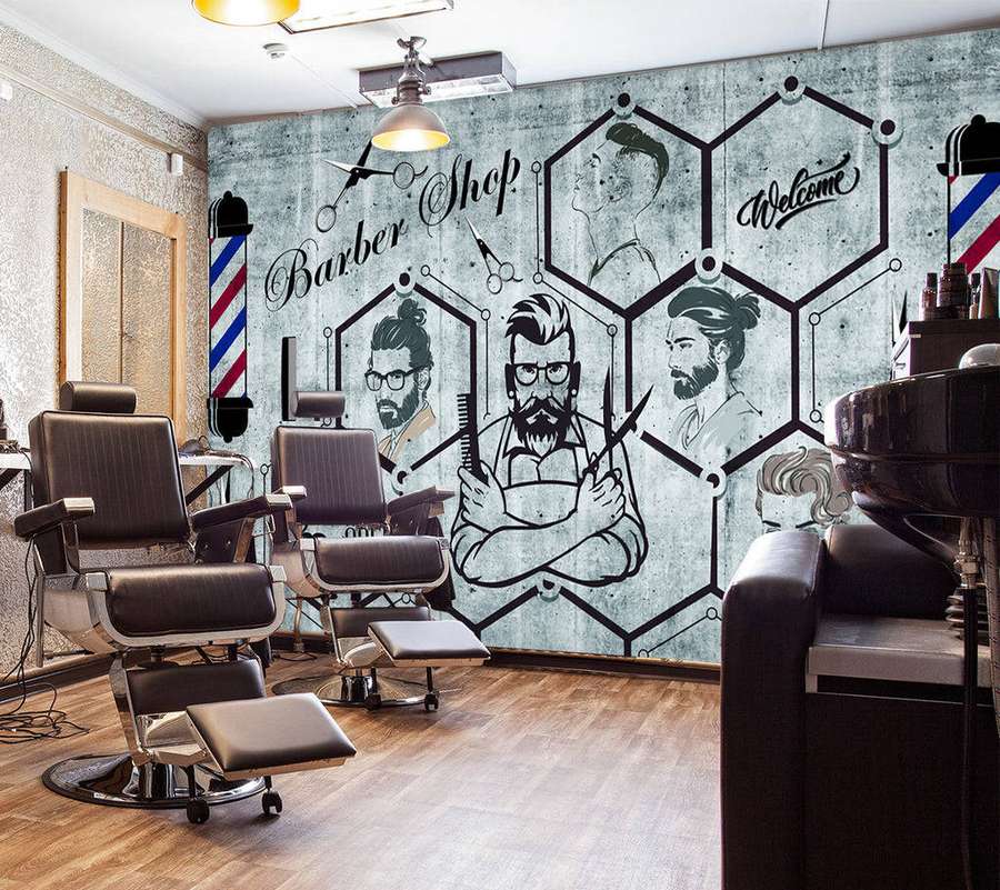 Friseursalon-Innenraum mit Friseurstühlen und Wandgemälde von bärtigen Männern. — Barbier Pole Wallpaper