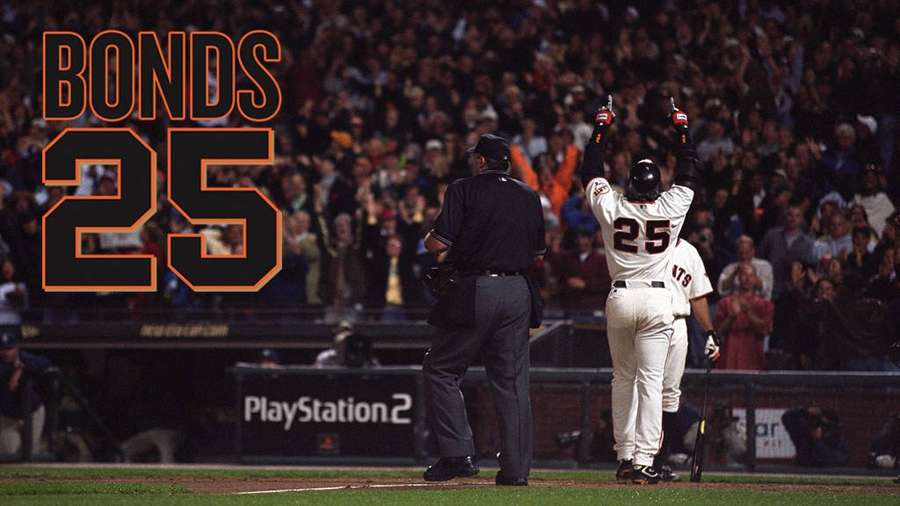 Baseballspieler Barry Bonds feiert einen Home Run mit erhobenen Armen in der Nacht. — Barry Bonds Bilder