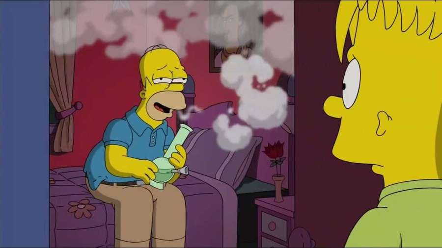 Homer Simpson raucht, während Bart Simpson vom Türrahmen zusieht. — Bart Simpson Weed Wallpaper