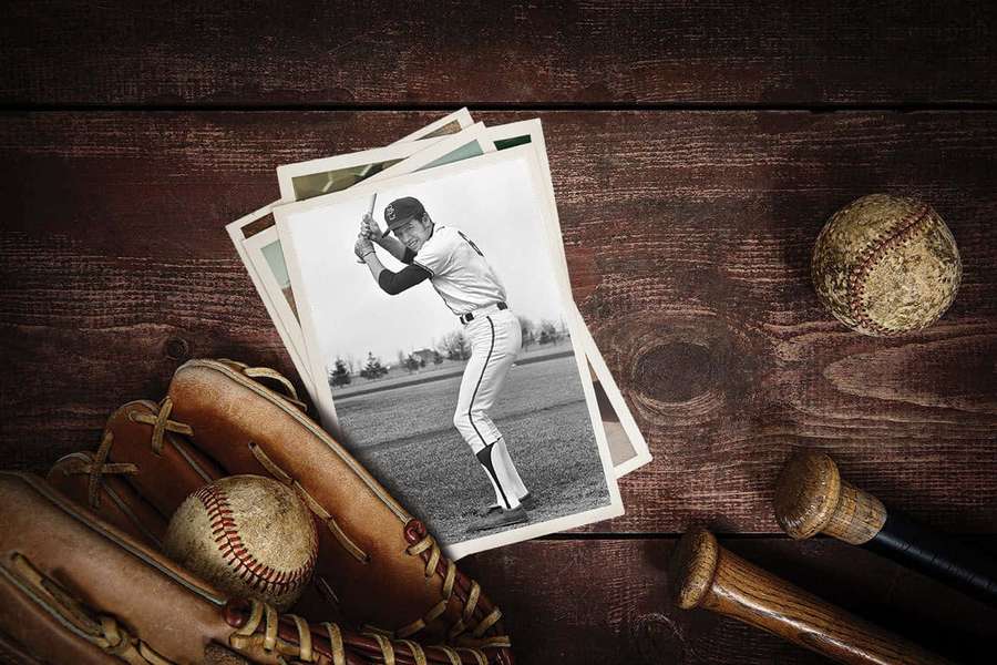 Vintage baseballudstyr og foto på træoverflade — Baseball Aesthetic Wallpapers