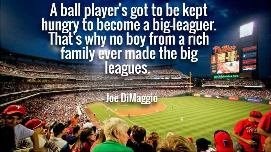 Baseballspiel bei Nacht mit Fans und Zitat von Joe DiMaggio auf dem Bildschirm. — Baseball zitate Wallpaper
