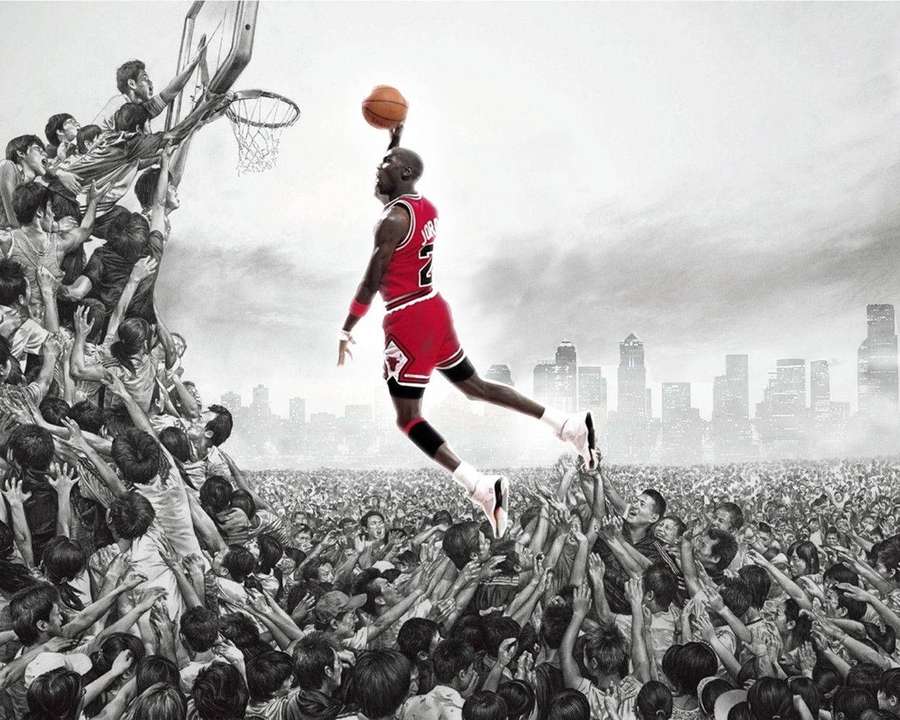 Michael Jordan beim Dunking über jubelnde Menge mit Stadtsilhouette im Hintergrund. — Basketball Wallpaper
