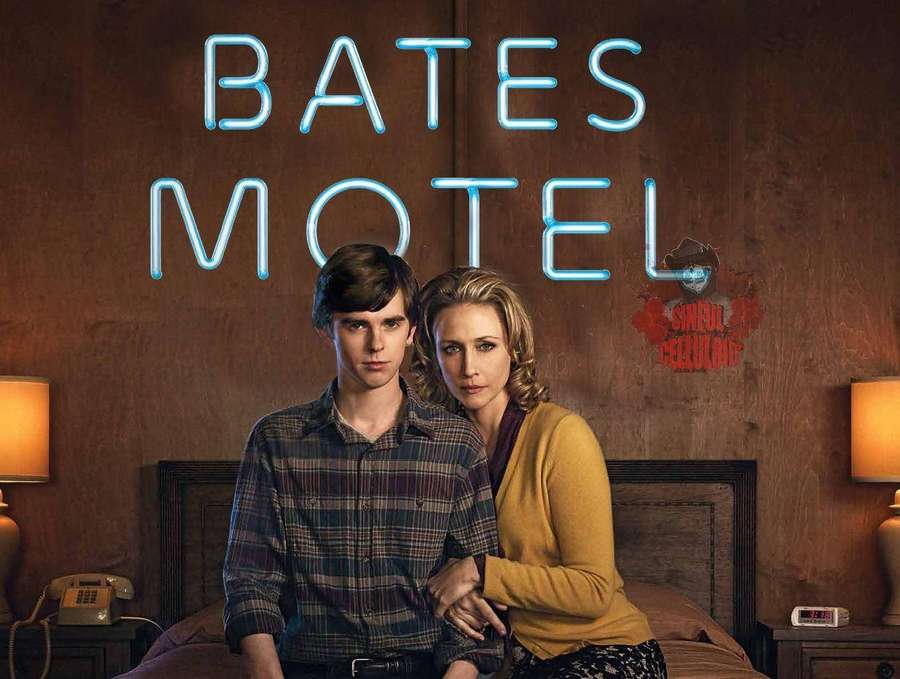 Zwei Schauspieler posieren auf einem Motelbett unter einem leuchtenden Neonschild. — Bates motel Wallpaper