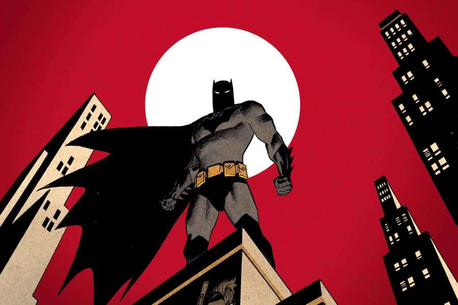 Batman se tient sur un toit surplombant une ville la nuit avec un ciel rouge et une lune blanche derrière lui. — Batman Animated Adventures Fonds d'écran