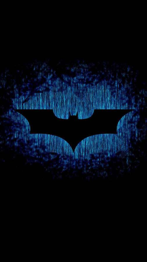 Batman-Logo leuchtet blau vor einem dunklen strukturierten Hintergrund. — Batman Dunkles iPhone Wallpaper