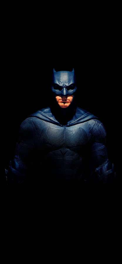 Batman en traje azul oscuro con ojos brillantes sobre fondo negro — Batman iPhone X Fondos de pantalla