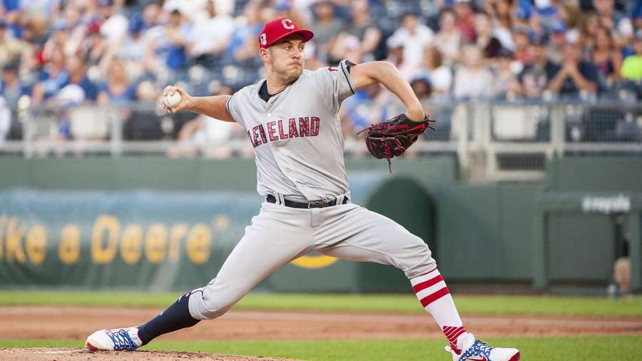 Baseball-Pitcher wirft vom Hügel während eines Tagespiels. — Bauer Bilder
