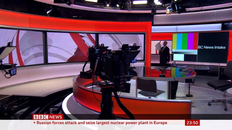 BBC News-Studio mit Kamera und Moderator während einer Eilmeldung. — Bbc nachrichten Wallpaper