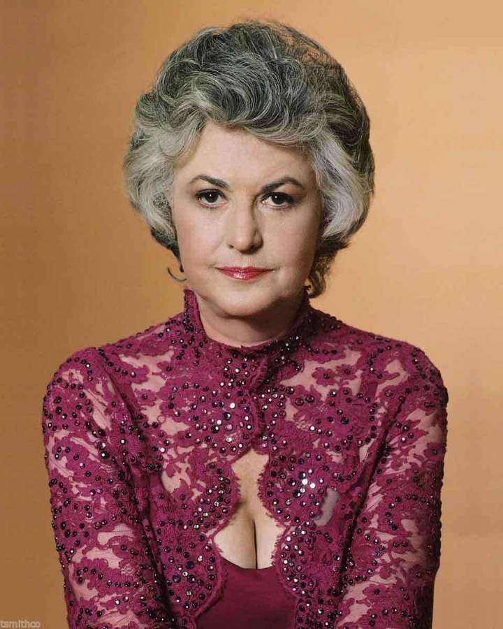 Elegante Frau in perlenbesetzter weinroter Spitzenbluse mit grauen Locken im Studioporträt. — Bea arthur Wallpaper
