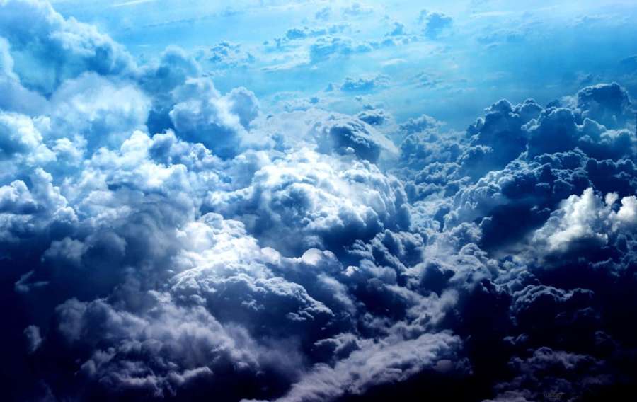 Luftfoto av luftige skyer under klar blå himmel med sollys som filtrerer gjennom. — Beautiful Clouds Bakgrunner