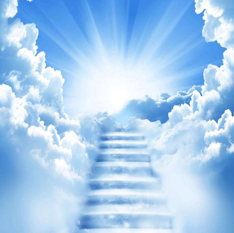 Treppe, die durch Wolken zu einer hellen Sonne in einem blauen Himmel aufsteigt. — Beerdigung Wallpaper