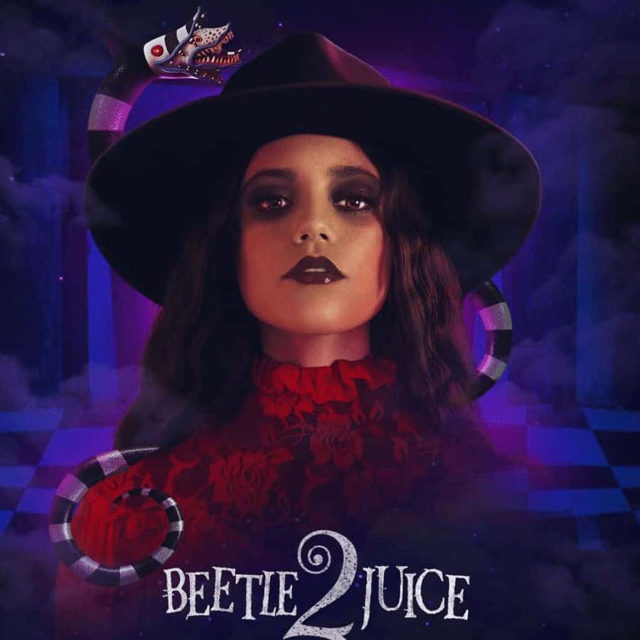En heks i sort hat og rød kjole med en slangehovedstav i et lilla rum. — Beetlejuice 2 Wallpapers