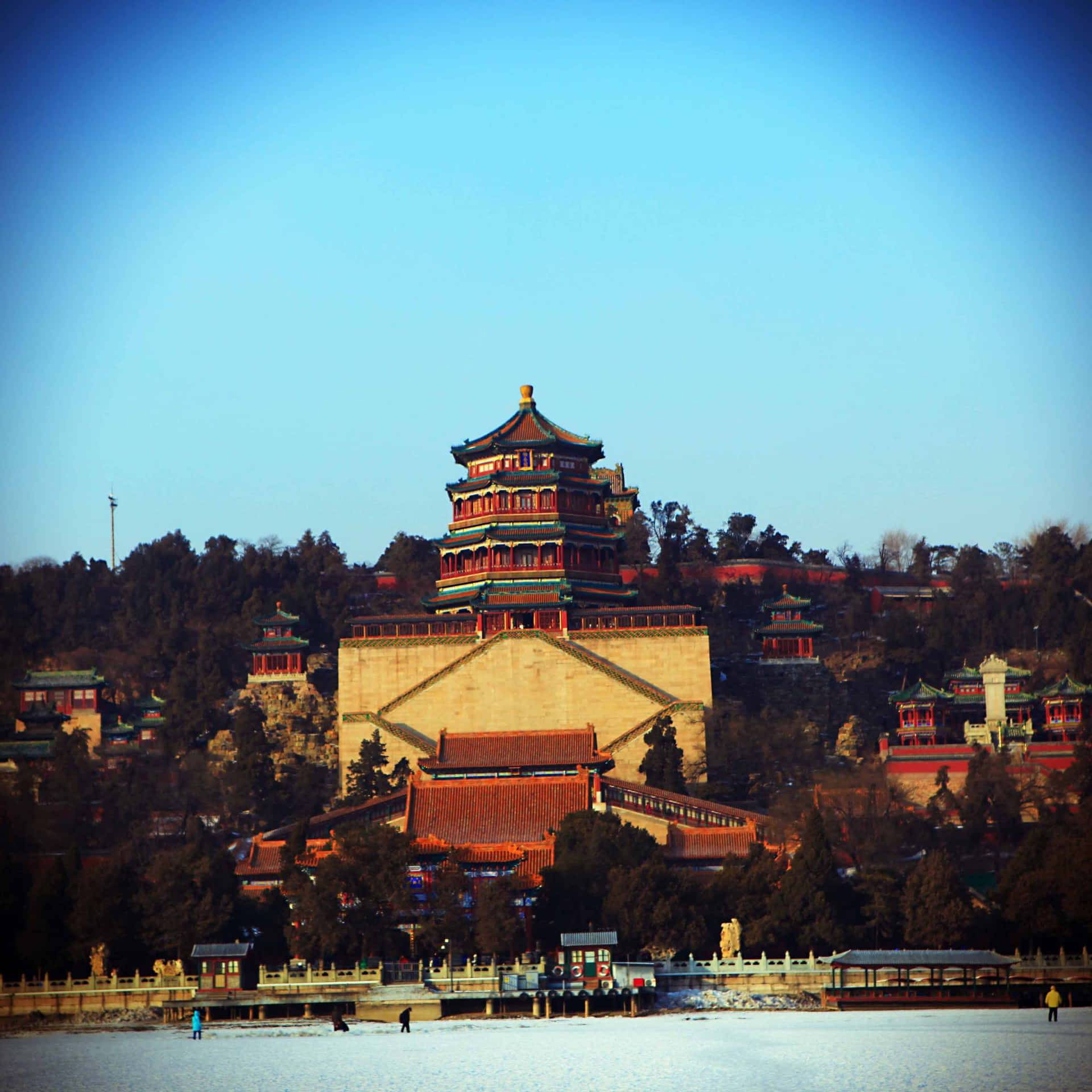 En röd pagod på en frusen sjö med klarblå himmel och träd — Peking bilder Bakgrundsbilder