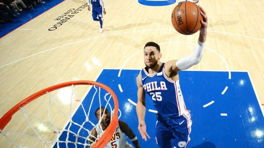Basketballspieler in blauem Trikot springt für einen Wurf in Korbnähe. — Ben Simmons Bilder
