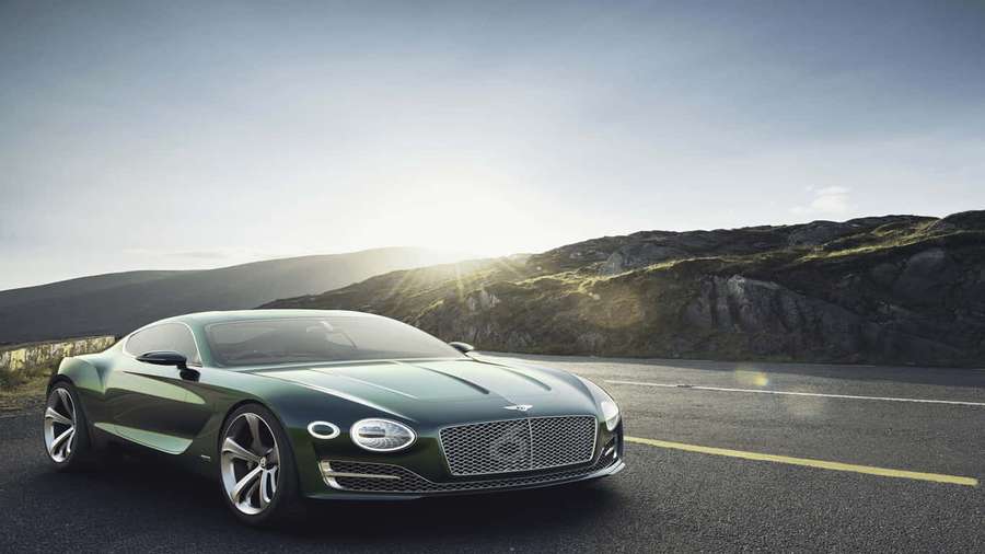 Vihreä Bentley-urheiluauto vuoristotiellä auringonnousussa — Bentley Autot Taustakuvat