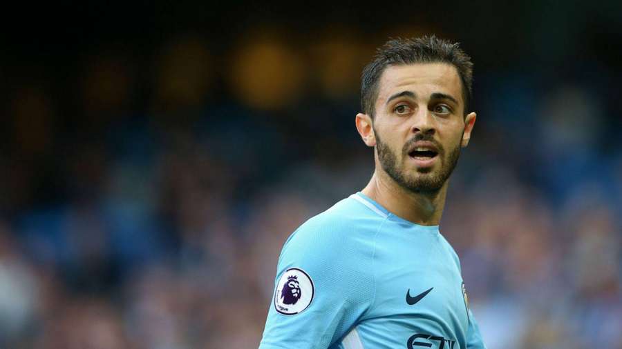 Calciatore in maglia blu concentrato durante partita notturna — Bernardo Silva Sfondi
