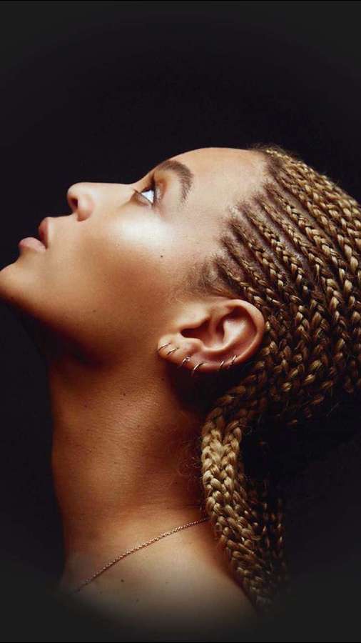Frau mit goldenen Zöpfen, die in einem Studio-Porträt nach oben schaut. — Beyonce Bilder