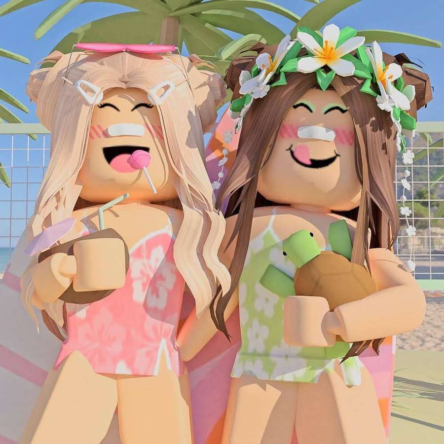 To smilende Roblox-karakterer i sommertøj, der holder drinks og en skildpadde-bamse. — Bff Roblox Wallpapers