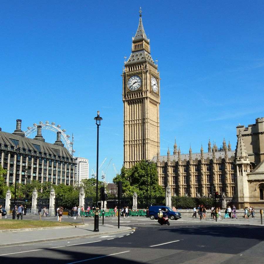 Big Ben clock tower and London Eye in London on a sunny day. — Big Background