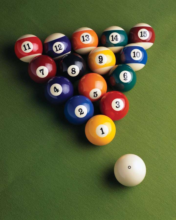Bolas de billar dispuestas en triángulo sobre fieltro verde con bola blanca separada. — Billar Fondos de pantalla