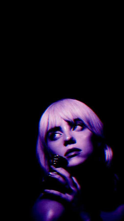 Persona con cabello morado mirando hacia arriba en luz morada tenue. — Billie Eilish Morado Fondos de pantalla