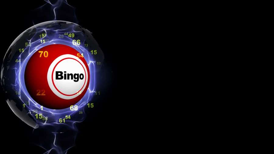 Eine glühende rote Bingokugel mit Zahlen, umgeben von elektrisch blauer Energie. — Bingo Bilder