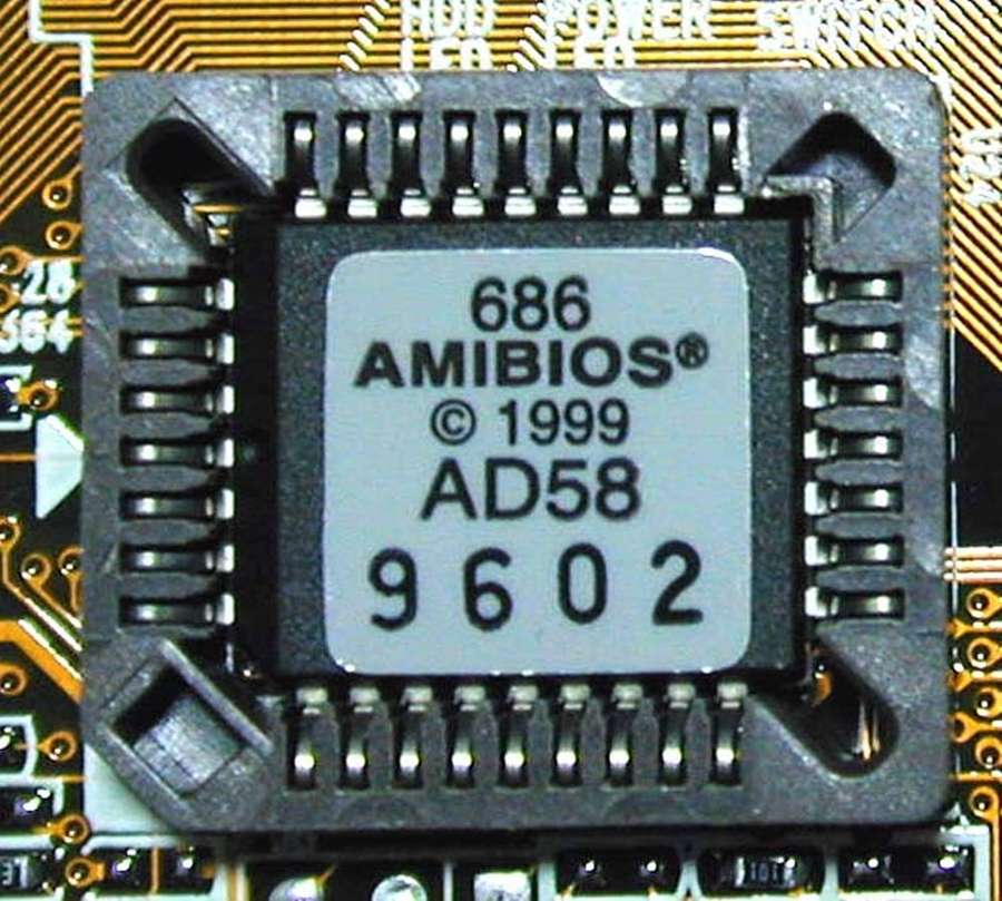 Nahaufnahme eines Computer-BIOS-Chips mit der Bezeichnung AMIBIOS 686 AD58 9602 auf einer Leiterplatte. — Bios Bilder