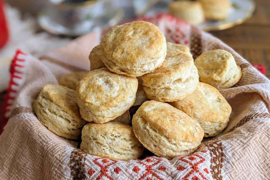 Frisch gebackene goldene Kekse in einem geflochtenen Korb mit roter Stickerei. — Biscuit Bilder