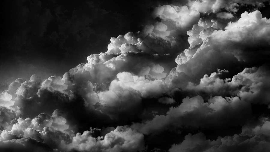 Nuvens densas e rodopiantes em preto e branco com iluminação de alto contraste. — Black And White Cloud Papéis de Parede