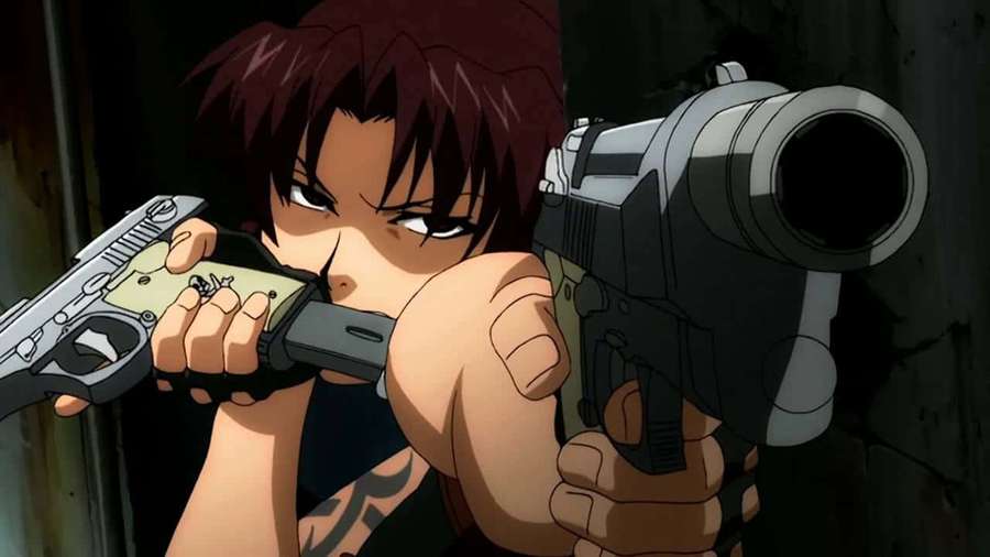 Personagem de anime segurando duas pistolas em uma confrontação tensa. — Black Lagoon Revy Papéis de Parede