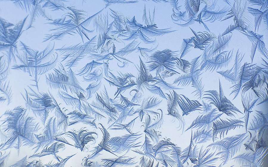Blaue Frostmuster auf Glasoberfläche — Blauer Ästhetischer Desktop Wallpaper