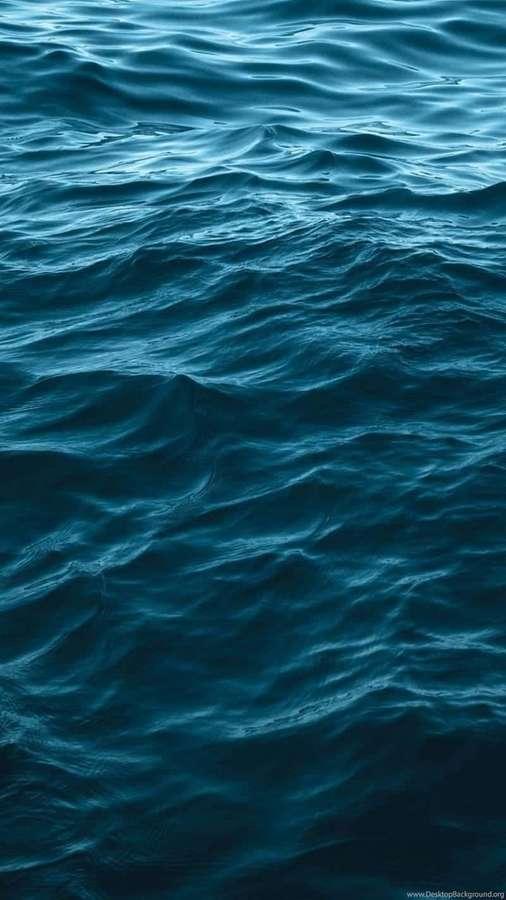 Kräuselmuster auf tiefblauer Meeresoberfläche — Blaues iPhone Xr Wallpaper